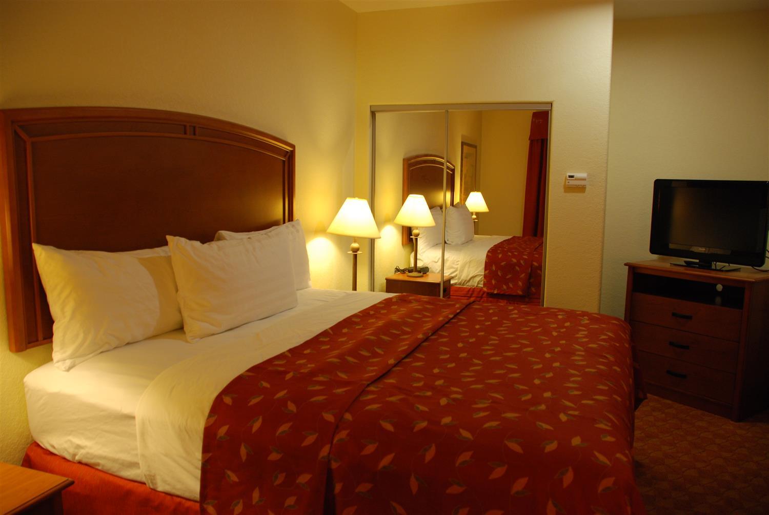 Best Western Plus San Antonio East Inn & Suites Exterior photo