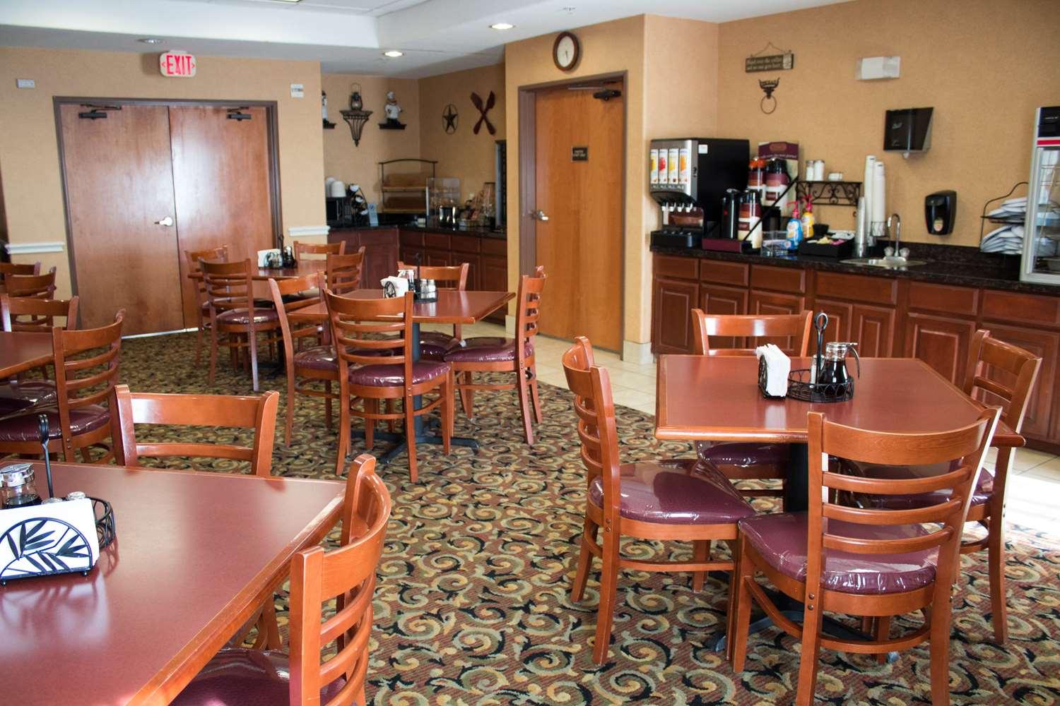Best Western Plus San Antonio East Inn & Suites Exterior photo