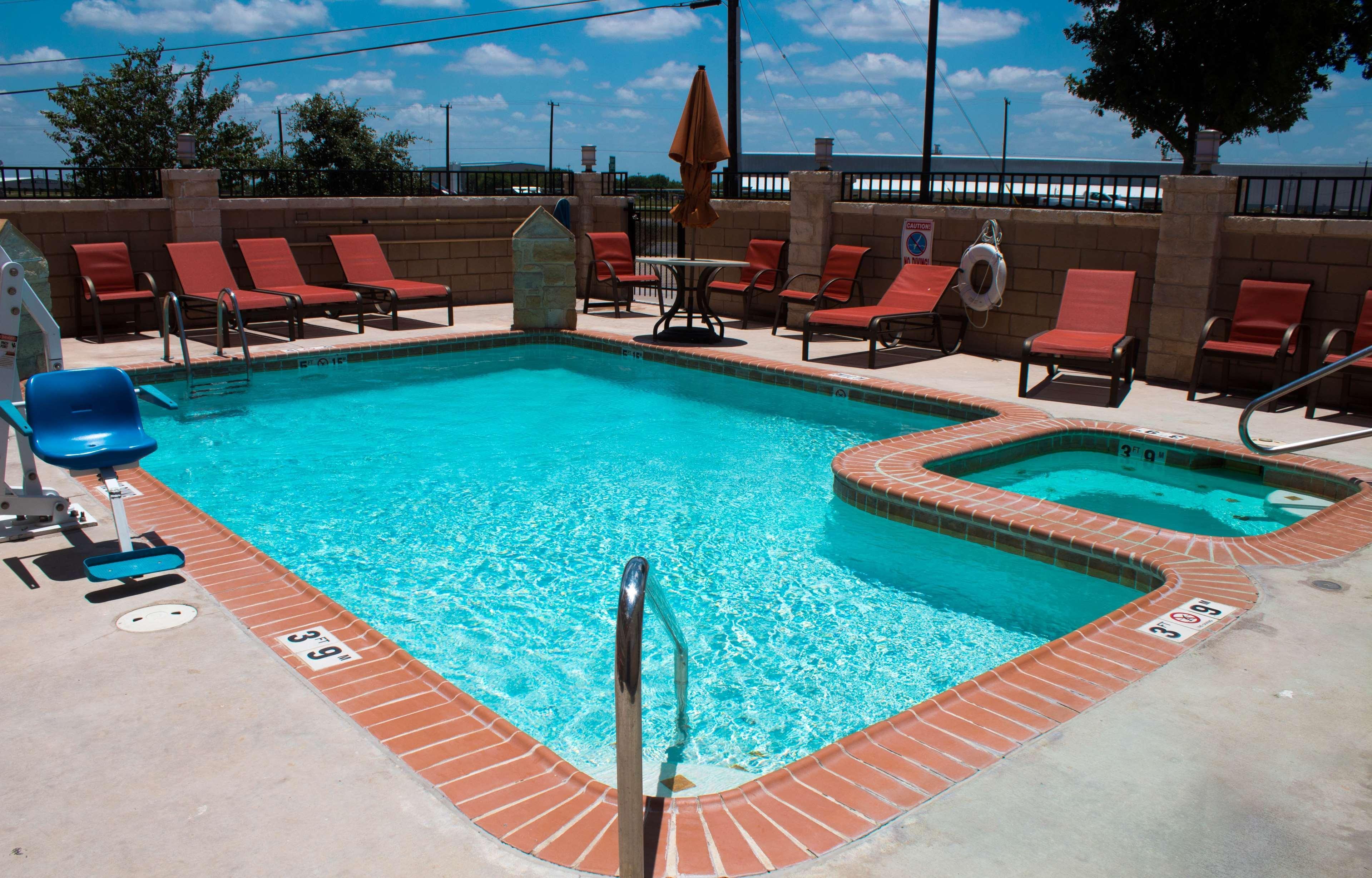 Best Western Plus San Antonio East Inn & Suites Exterior photo
